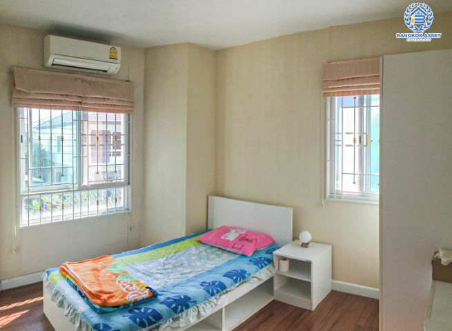 บ้านเดี่ยวมือสองย่านนนทบุรี ม.พฤกษาวิลเลจ28 บางใหญ่-กาญจนาฯ เนื้อที่กว้างขวางมากถึง 58.60 ตร.ว. ฟังก์ชัน 3 ห้องนอน 2 ห้องน้ำ ที่จอดรถ 1 คัน  แถมฟรี! เครื่องปรับอากาศ 3 เครื่อง บนทำเลเดินทางสะดวก ใกล้รถไฟฟ้าสายสีม่วง "สถานีตลาดบางใหญ่" และทางด่วน "กาญจณาภิเษก"